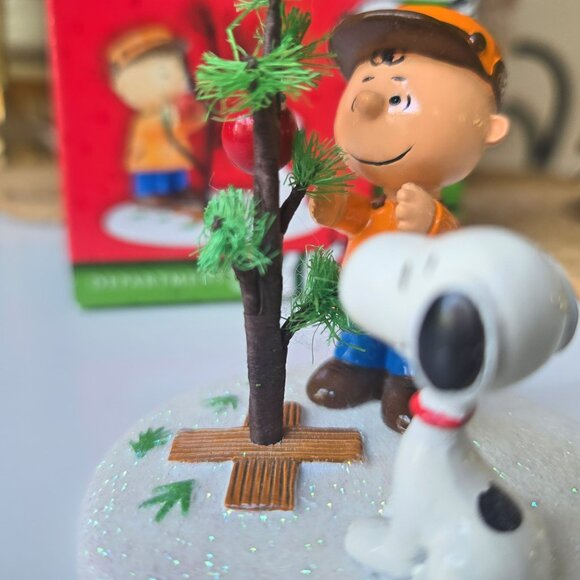 Peanuts "The Perfect Tree" Figurine By Department 56 Snoopy and Charlie Brown - Picture 3 of 8